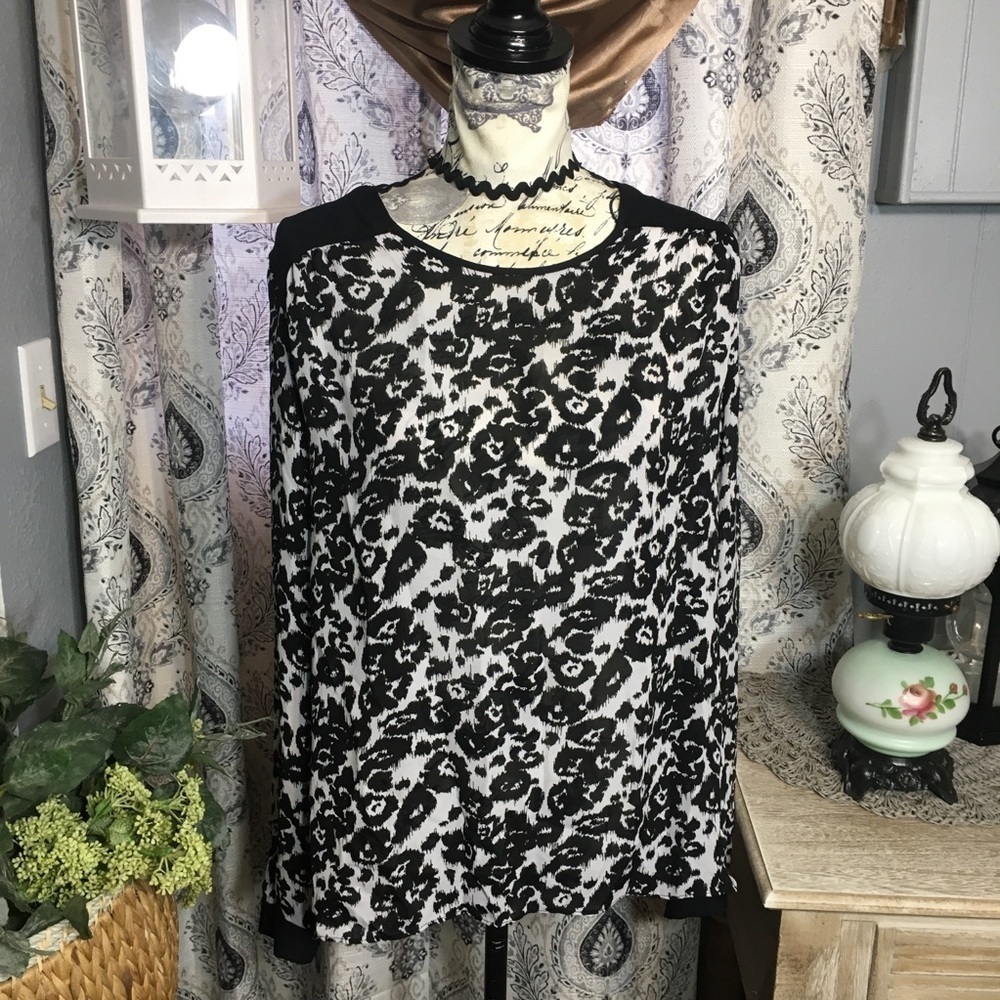 Worthington lite weight white black floral blouse